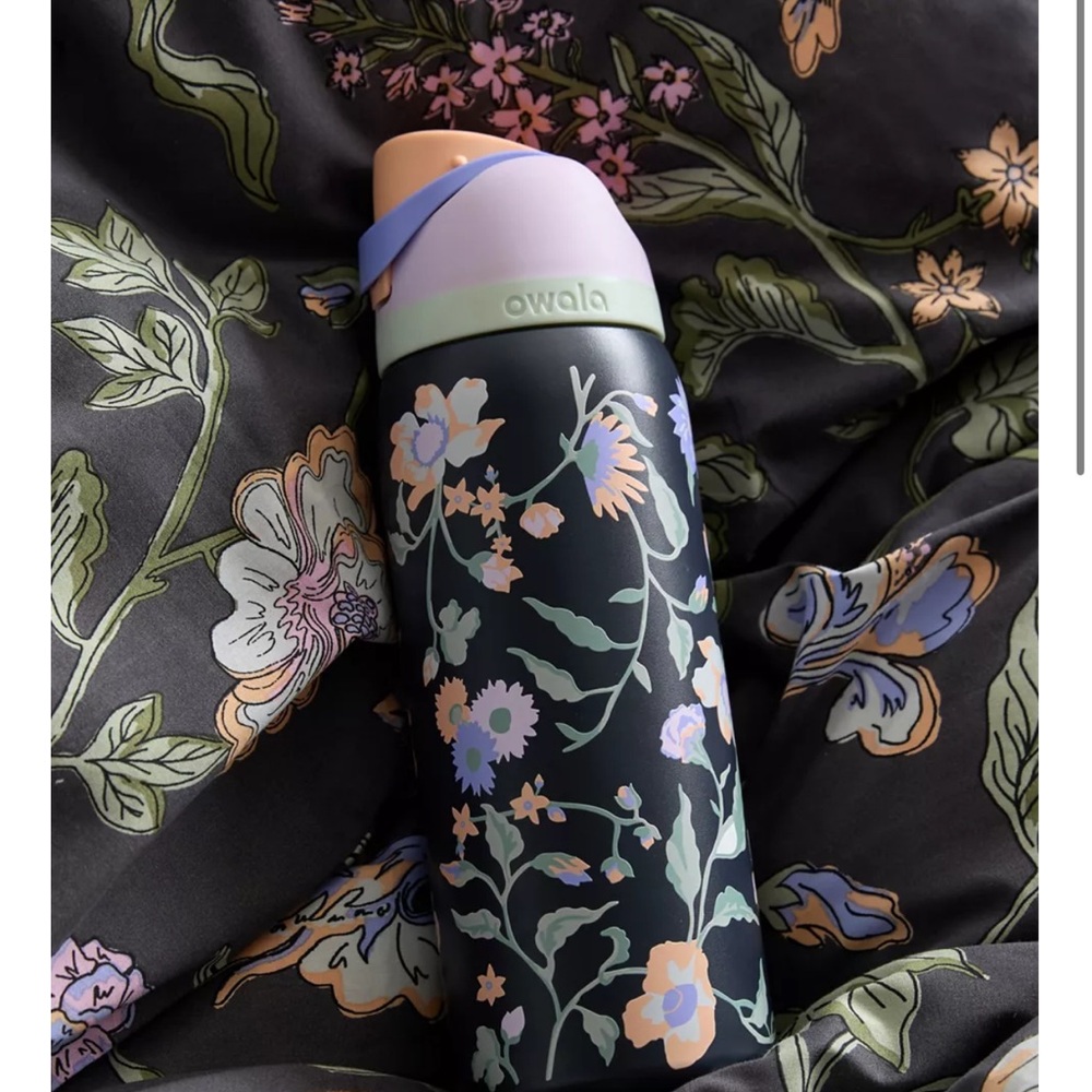 Urban outfitters 32 oz owala bottle